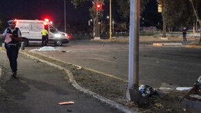 Testigos señalaron que la unidad avanzaba a una velocidad considerable cuando, a escasos metros del cruce, el motociclista perdió el control del manubrio.
