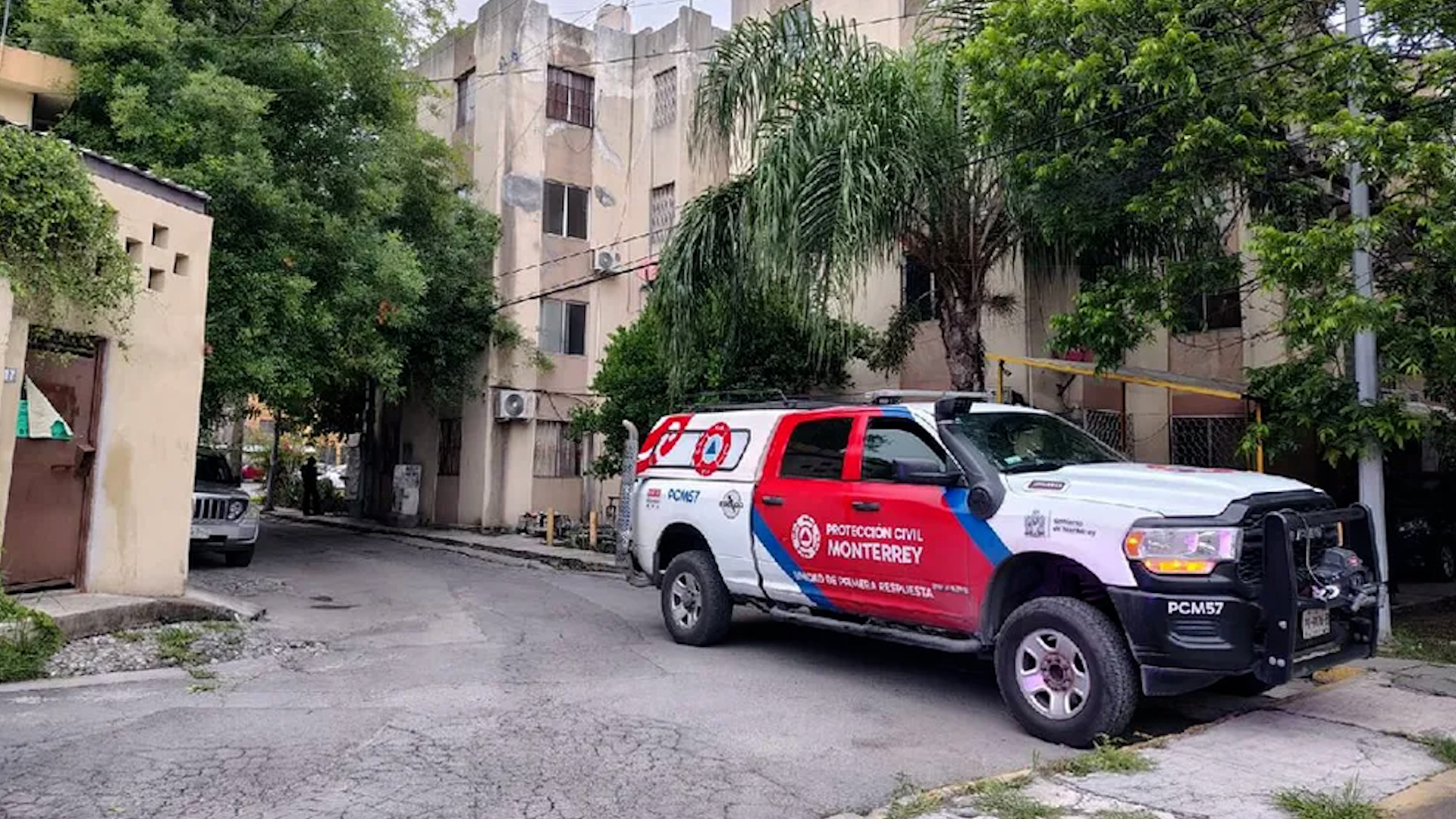 La presunta presencia de material radiactivo en una zona habitacional del Centro de Monterrey provocó la movilización de cuerpos de emergencia y generó alarma.