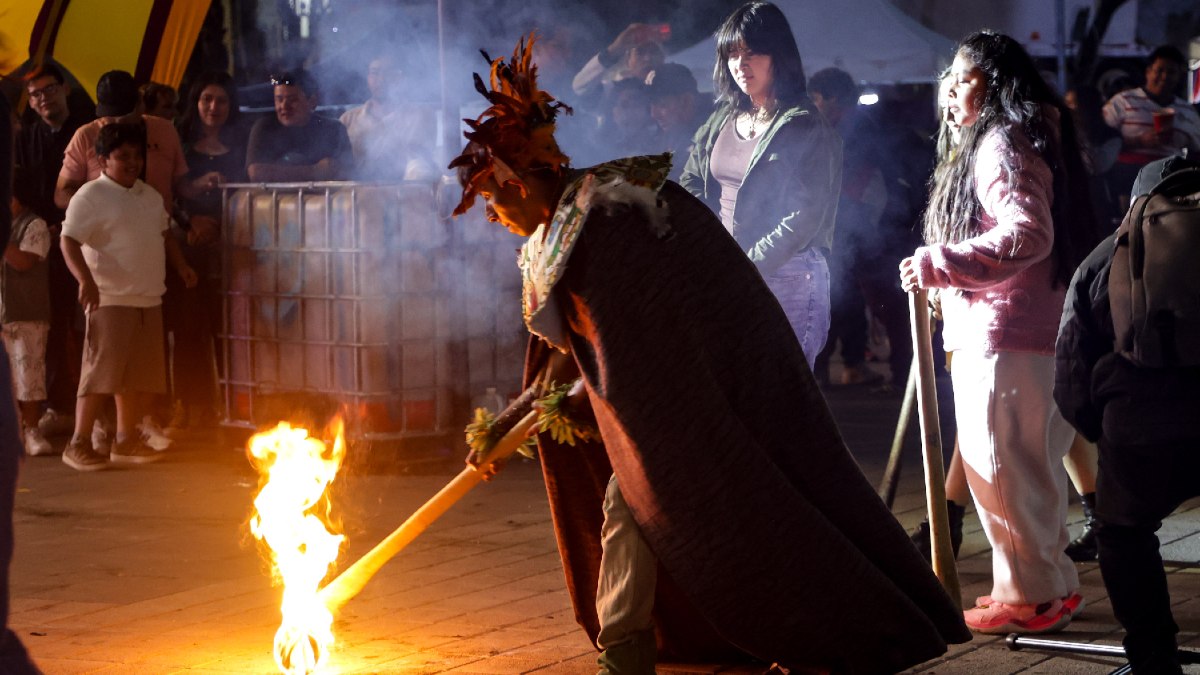 Hombre celebra ritual en San Pedro Cholula con fuego y elementos prehispánicos
