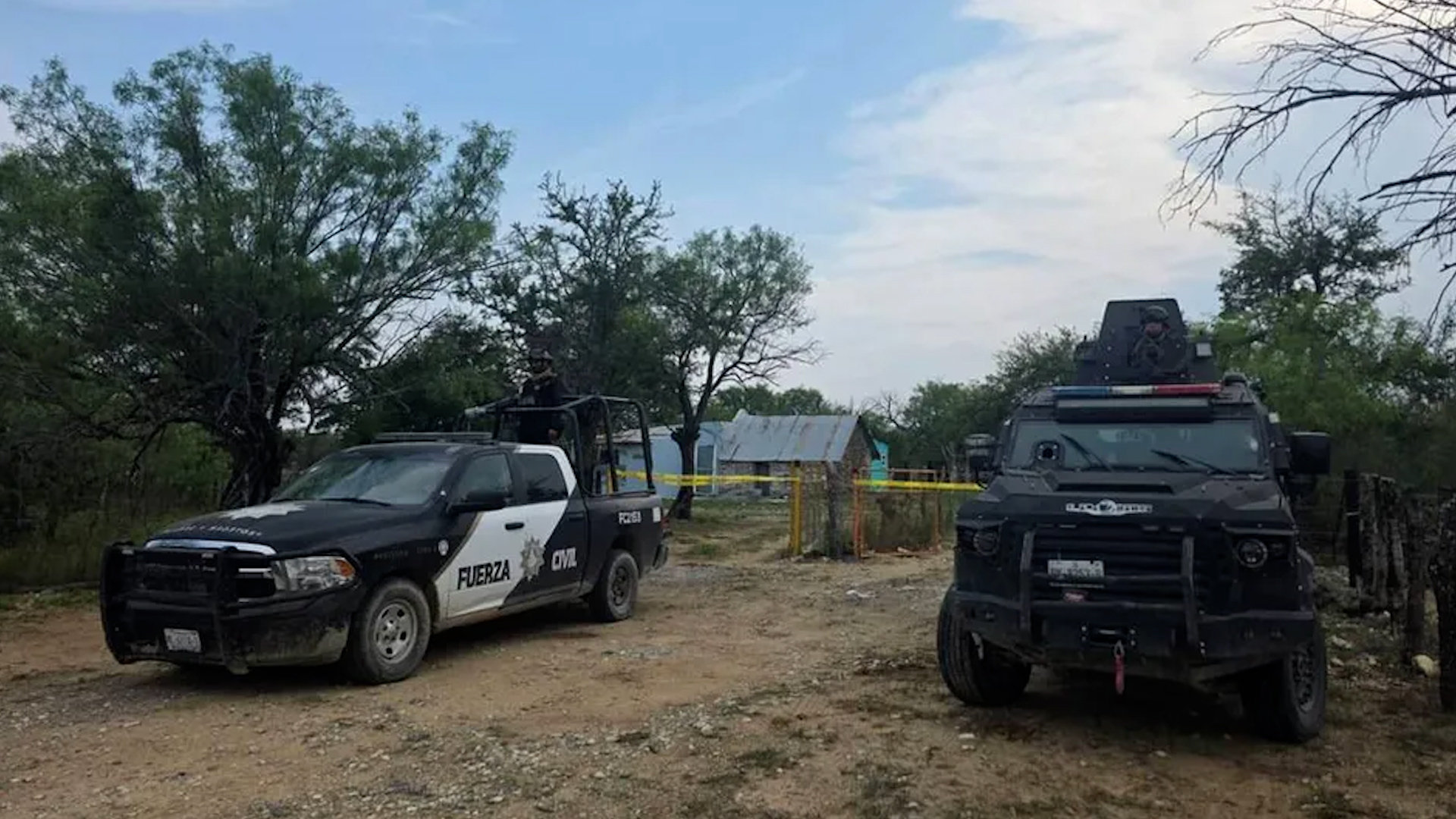 Se tiene reporte de cinco presuntos criminales abatidos, dos vehículos asegurados, cinco armas y un rifle tipo Barret.