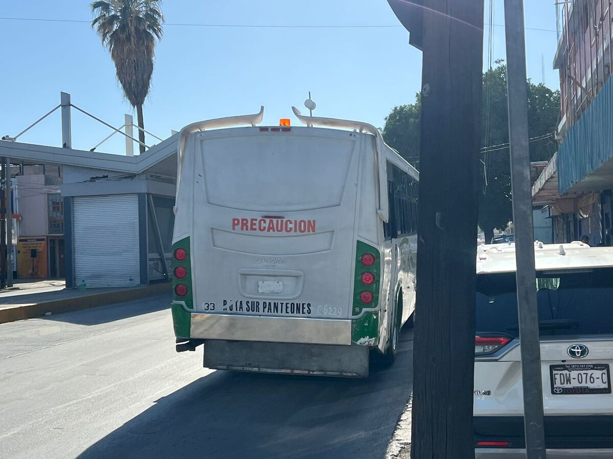 Autobús sin placa en Torreón
