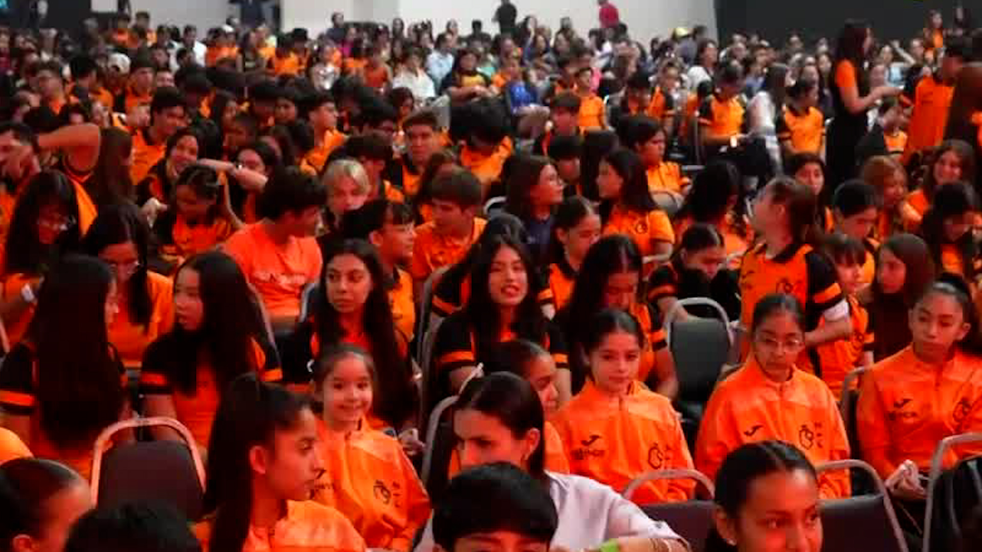 En el evento de Abanderamiento de la Selección juvenil del estado, el Gobernador instó a ayudar a los atletas.