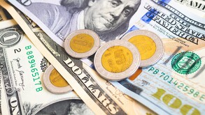 Dólares y monedas mexicanas.