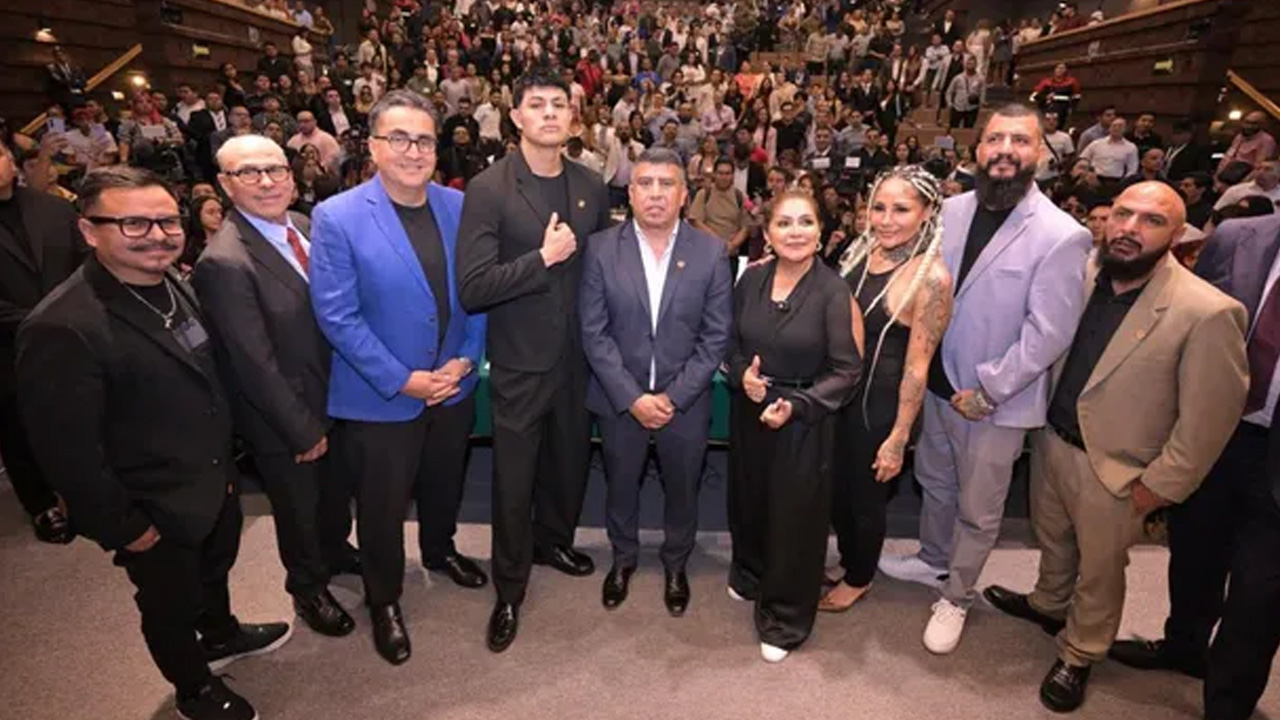 'El Bogueto' asistió a un foro contra las adicciones en la Cámara de Diputados, donde fue reconocido junto a activistas.