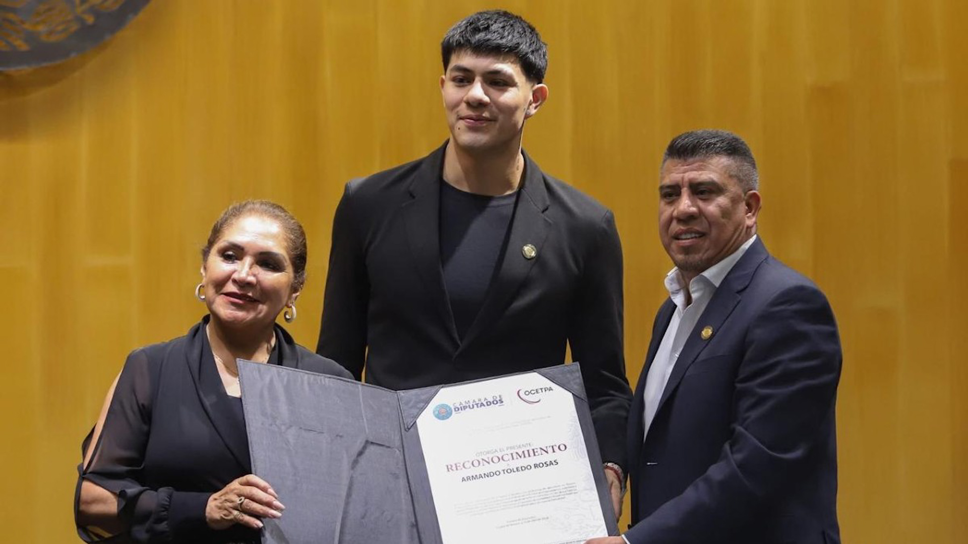 El artista de reggaetón mexa, El Bogueto, acudió a la Cámara de Diputados para proponer música como terapia en centros de rehabilitación. Mira su discurso aquí.