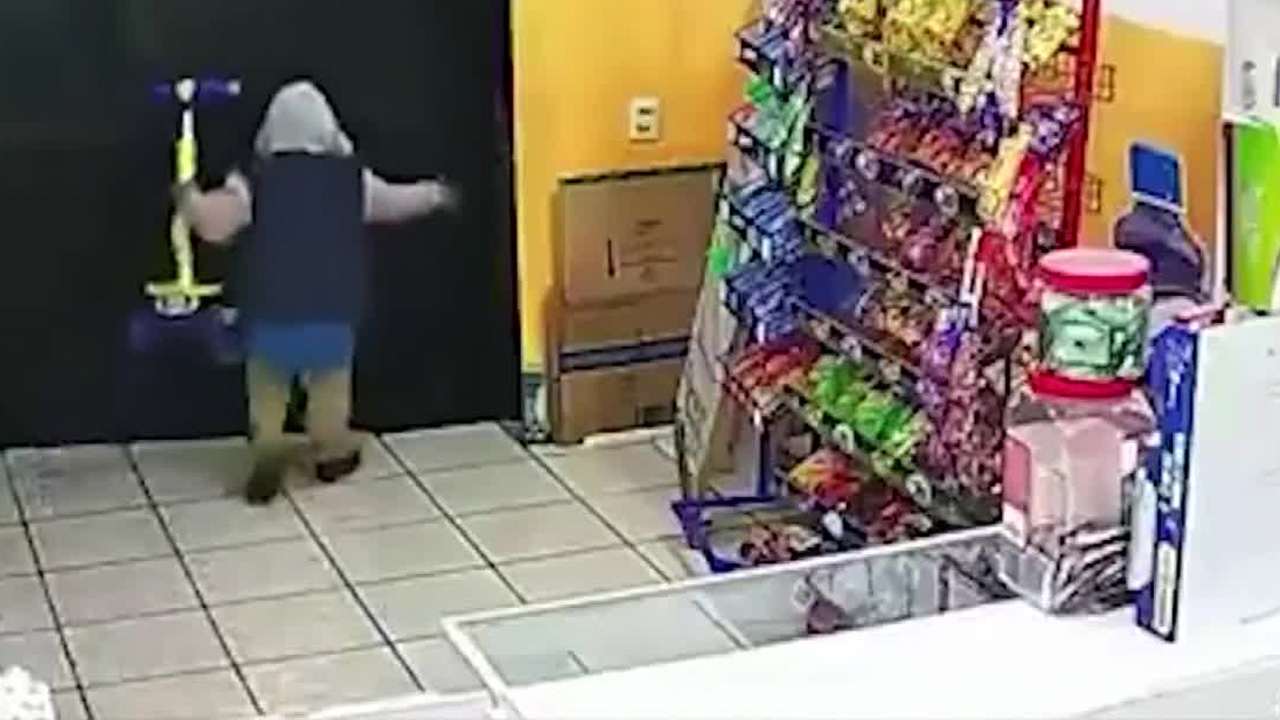 Un menor fue captado intentando robar un patín en una tienda de San Juan del Río, Querétaro.