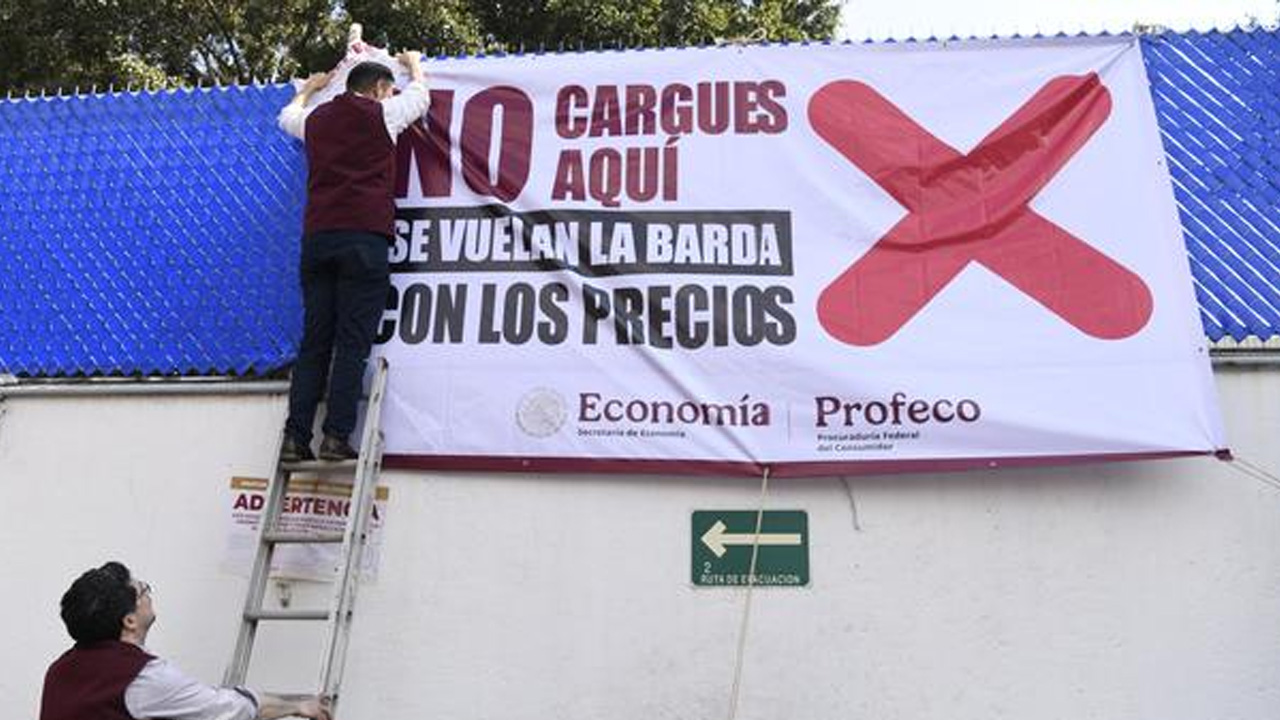 Profeco colocó lonas en gasolineras que exceden los precios acordados de combustible para alertar a consumidores.