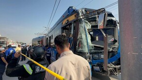 Trolebús choca contra poste en Chalco.