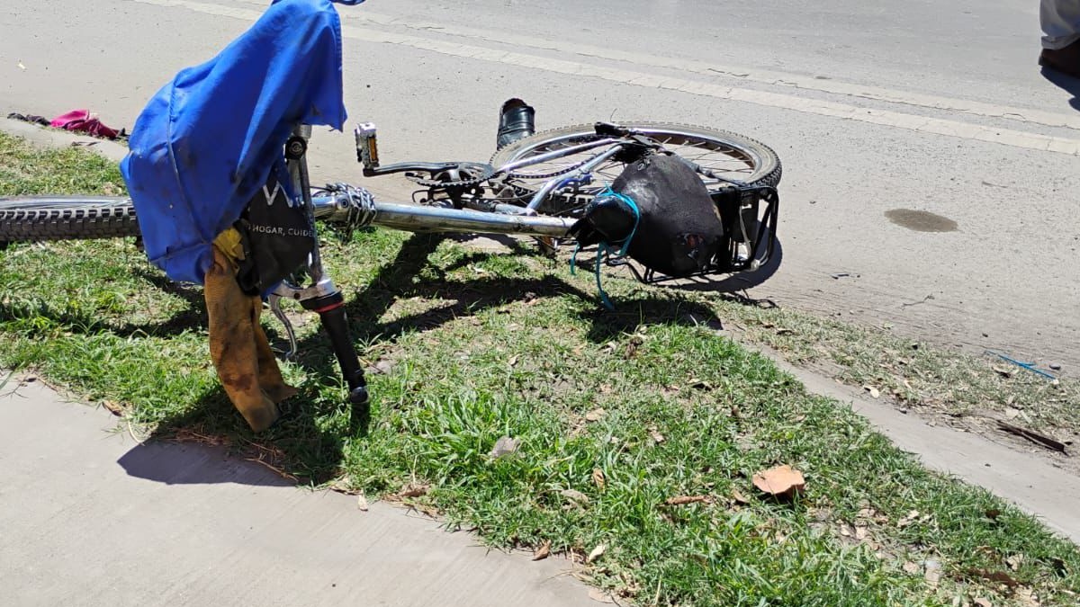 Bicicleta en color gris y negro