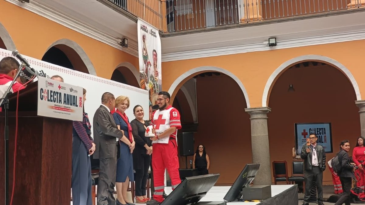 Participantes brindan discursos y saludos durante el evento de la colecta 2026 de la Cruz Roja de Puebla