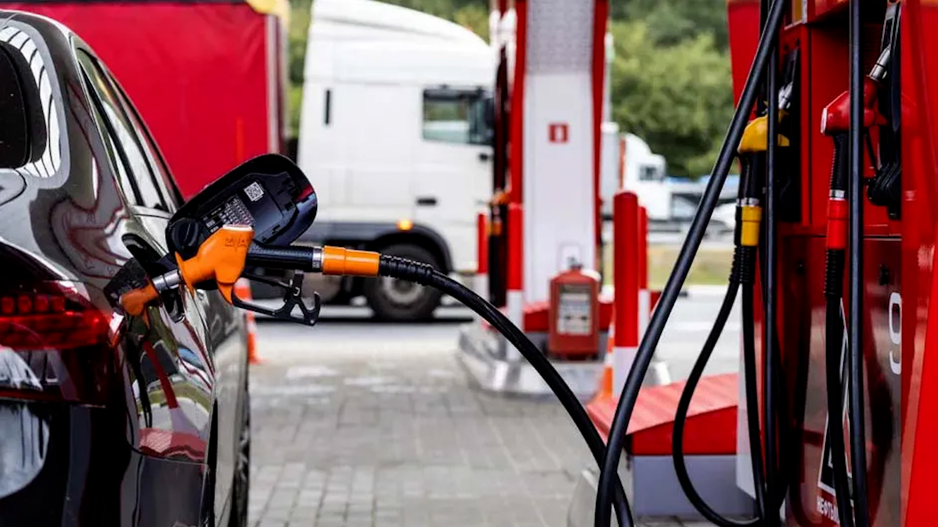 El video de la cámara de seguridad del lugar muestra como dos delincuentes realizan maniobra para robar combustible.