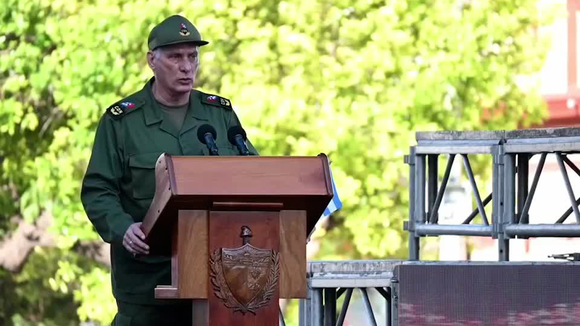 El mandatario encabezó un mitin de cientos de personas en conmemoración del 65 aniversario de la declaración del carácter socialista de la revolución cubana.