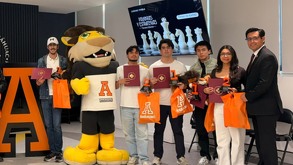 Estudiantes de la universidad Anáhuac con su mascota y regalos después de una exposición académica