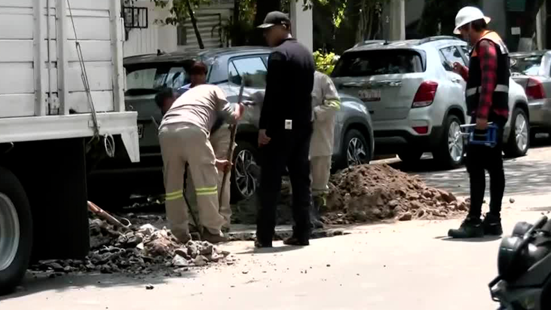 Servicios de emergencia se movilizaron a la zona para atender el siniestro, presuntamente ocasionado por trabajadores de la alcaldía Cuauhtémoc.