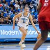 Gabriela Jáquez disputando un torneo de la NCAA con la UCLA.