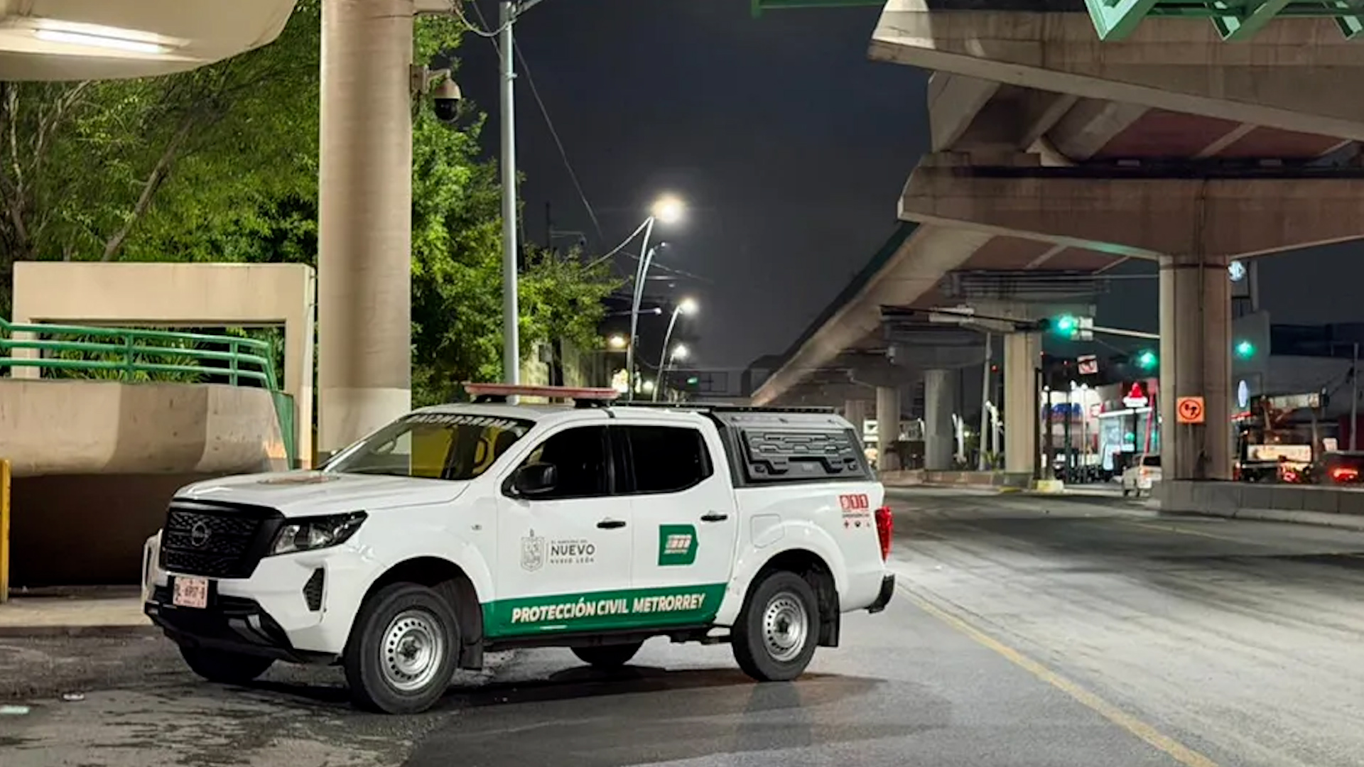 Autoridades investigan la caída de un hombre desde la estación del Metro Santiago Tapia, en el municipio de San Nicolás de los Garza.