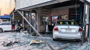 Vehículo embiste a oto y entra en taller