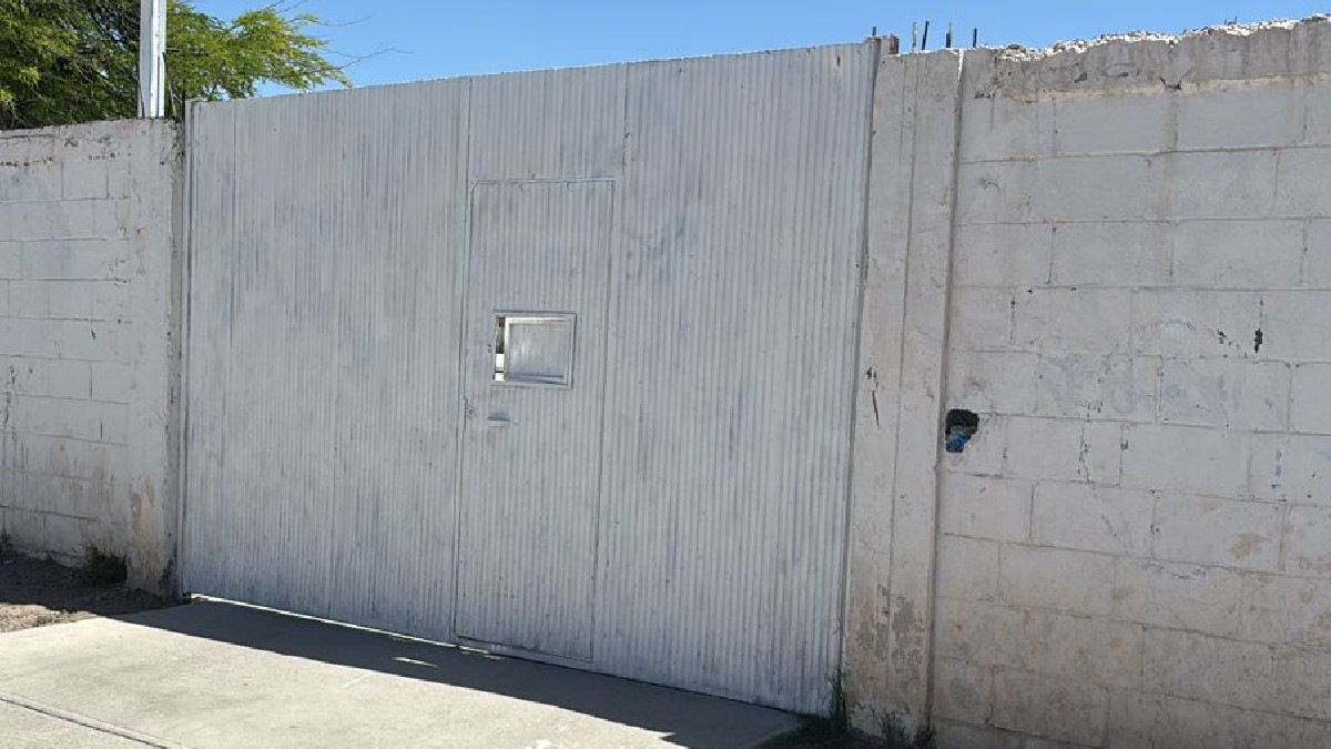 Portón largo y grande en color blanco