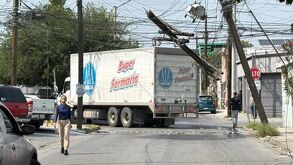 Un camión de carga enganchó cables y derribó un poste en Cuauhtémoc y Jiménez. Cuadrillas de CFE trabajan en la zona centro de Guadalupe tras falla eléctrica.