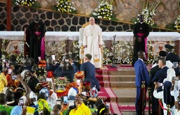 León XIV, acompañado por el arzobispo de Bamenda Andrew Nkea Fuanya (izquierda), preside una reunión para la paz en la catedral de San José, en Bamenda, Camerún