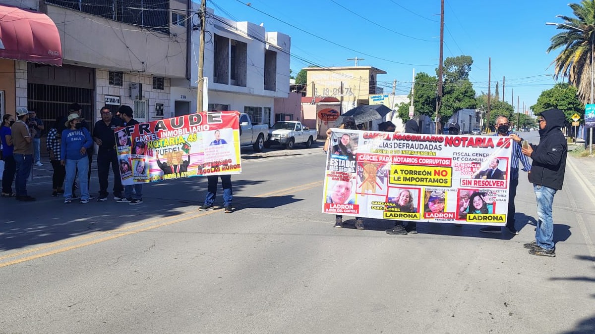 Víctimas de fraude en notaría protestan