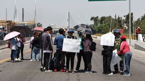 un grupo de manifestantes en la autopista puebla acatzingo