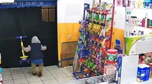 En el video que ha sido difundido en distintos perfiles de las redes sociales, se puede observar a un niño que entra a una tienda de abarrotes y toma el patín.