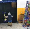 En el video que ha sido difundido en distintos perfiles de las redes sociales, se puede observar a un niño que entra a una tienda de abarrotes y toma el patín.