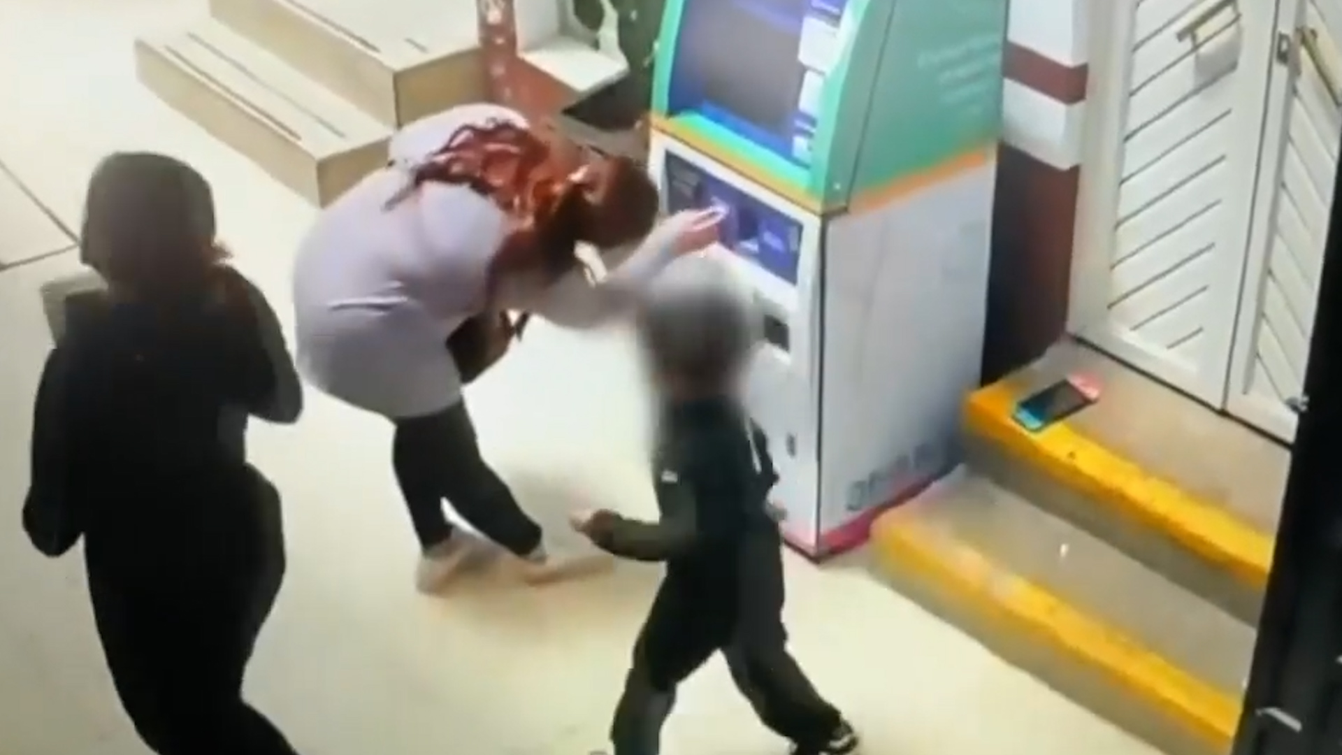 En Santa Rosa Jáuregui, Querétaro, una mujer fue captada por cámaras de seguridad robando la consola que un niño olvidó en las escaleras.