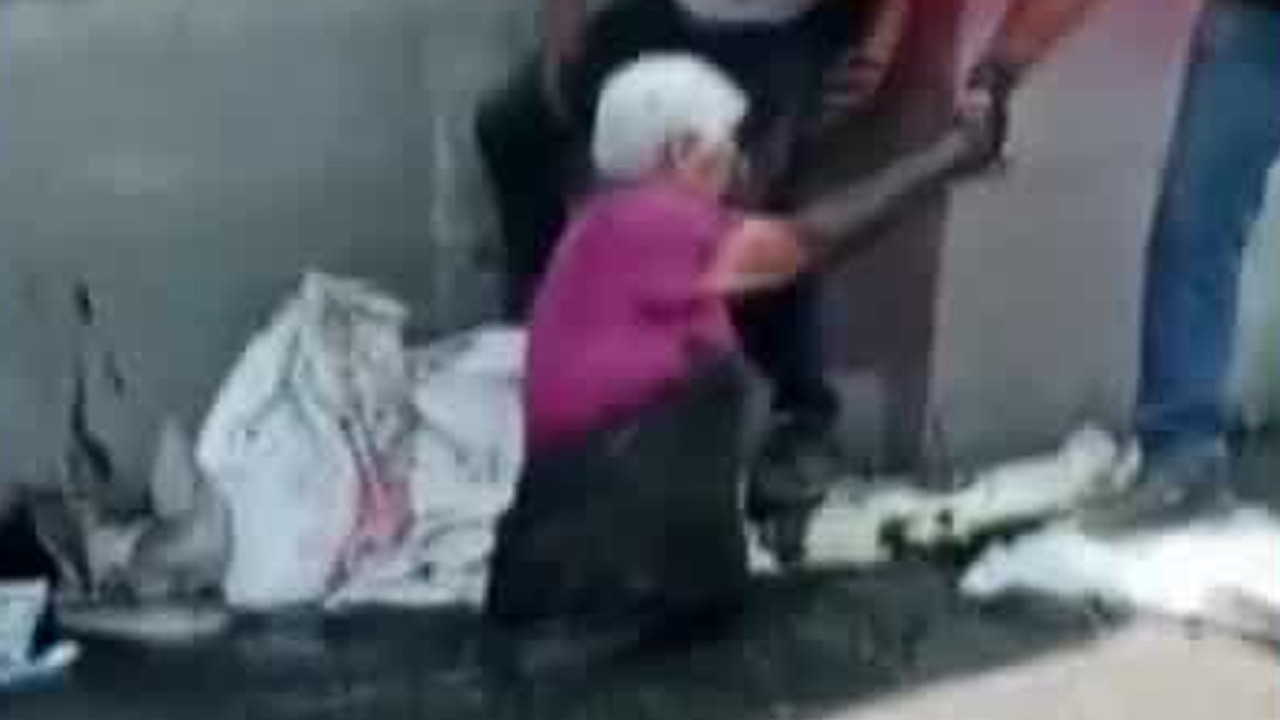 Una adulta mayor cayó en una coladera abierta y quedó hundida hasta la cintura, afuera de la Multiplaza Aragón en Ecatepec.