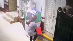La señora guarda la consola en una bolsa roja que traía en el hombro