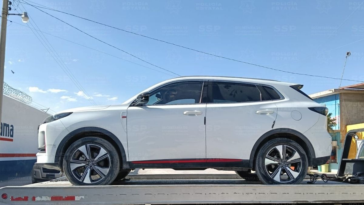 Agentes de la Policía Estatal localizaron y aseguraron un vehículo que robaron en el estado de Coahuila, al que detectaron en aparente abandono Villa Nazareno