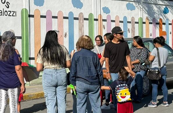 La maestra intentó ayudar a ingresar a su salón, pero el niño comenzó a forcejear, situación que fue interpretada como una agresión