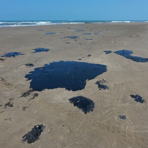 Pemex reconoce que derrame en el Golfo de México fue por una fuga en oleoducto; destituyen a 3 funcionarios.