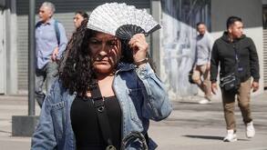 Mujer cubriéndose el sol en CdMx
