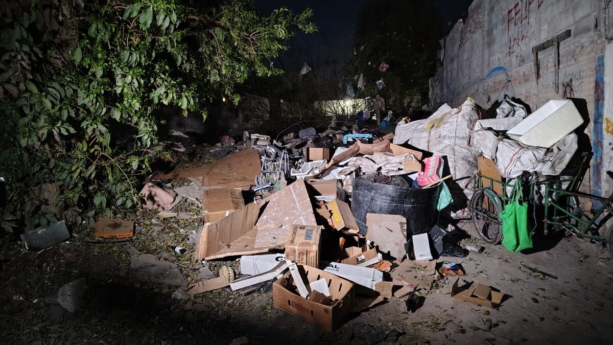 Predio y basura clandestina durante la noche en Torreón.