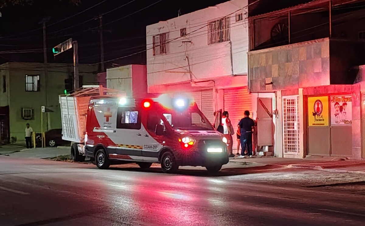 cruz roja mexicana de noche.