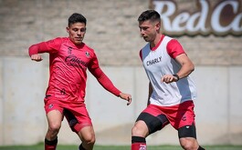 Alfonso Gonzalez en un entrenamiento dispuntando el balon con un compañero