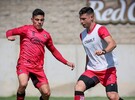 Alfonso Gonzalez en un entrenamiento dispuntando el balon con un compañero