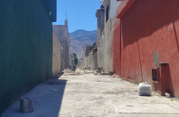 Imagen de muebles y objetos abandonados en un espacio urbano, reflejando una problemática de acumulación de basura en la vía pública.