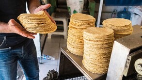 Comerciantes locales argumentan que el incremento al kilo de tortilla no responde al maíz, sino a otros componentes de la cadena productiva
