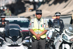 Elemento de la Guardia Nacional en una autopista.