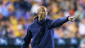 Guido Pizarro dirigiendo con Tigres