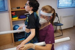 Persona con Síndrome de Wolf-Hirschhorn durante tratamiento.