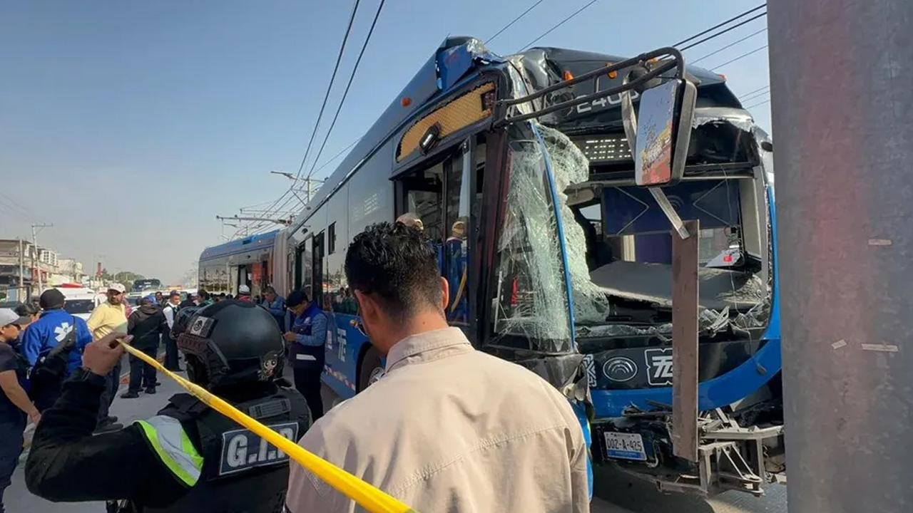 Un trolebús se impactó contra un muro y un poste en la estación Covadonga, en Chalco, dejando al menos 20 pasajeros lesionados.