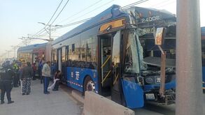 Pasajeros lesionados y unidad del trolebús impactada en Chalco