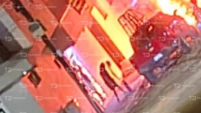 Auto incendiándose en una colonia de Puebla.