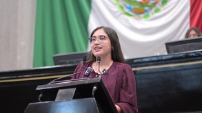 Mujer habla en pleno del congreso de Veracruz.