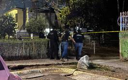 Unidad habitacional y cinta amarilla, policías en la zona