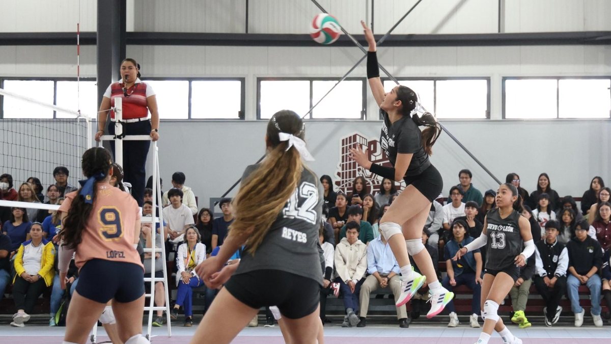 Participantes de la Olimpiada Nacional en Puebla 2026 durante un torneo de voleibol